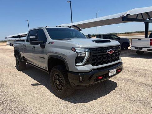 Used 2025 Chevrolet Silverado 2500 ZR2 w/ Technology Package AWD/4WD image 3
