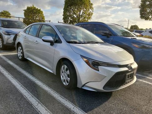 Used 2021 Toyota Corolla LE image 3