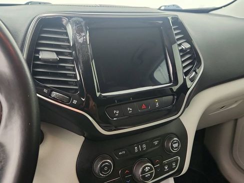Used 2019 Jeep Cherokee Limited w/ Luxury Group FWD image 19