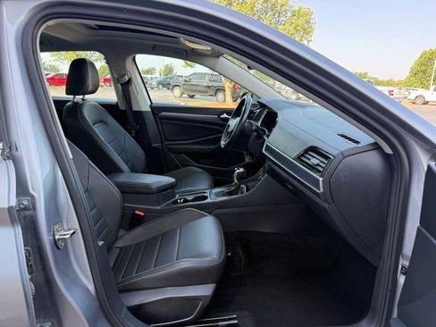 Used 2024 Volkswagen Jetta SE FWD image 3