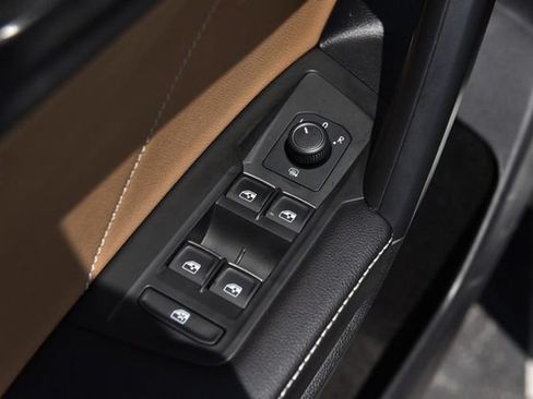 Certified 2023 Volkswagen Tiguan SE FWD image 8