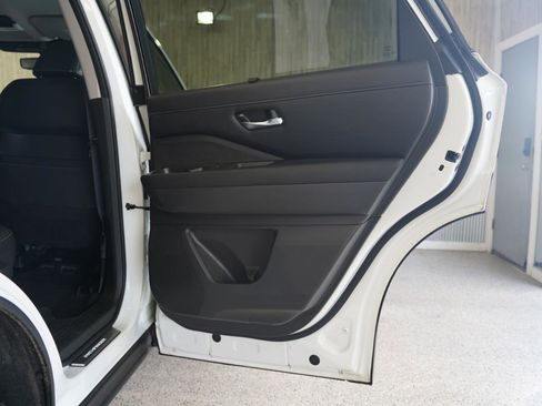 Used 2023 Nissan Pathfinder SL w/ Lighting Package (N92) FWD image 36