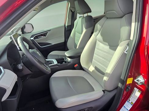 Used 2021 Toyota RAV4 XLE Premium image 12