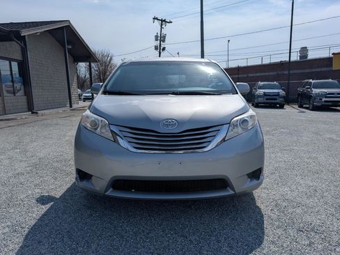 Used 2016 Toyota Sienna LE image 2
