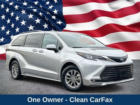 Used 2024 Toyota Sienna XLE image 1