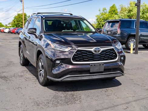 Used 2021 Toyota Highlander XLE AWD/4WD image 2