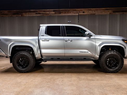 Used 2025 Toyota Tacoma SR5 image 11