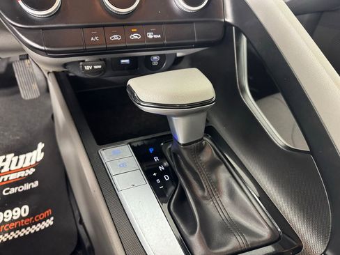 Used 2025 Hyundai Elantra SE image 17