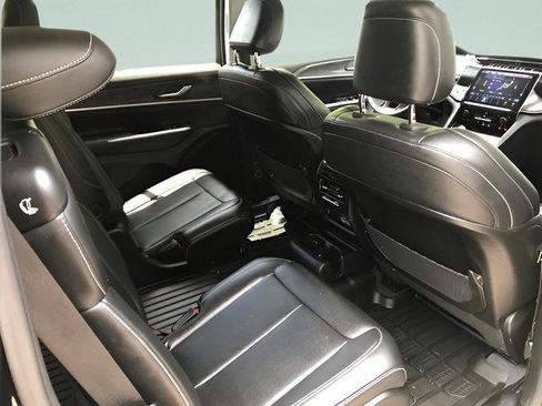 Used 2023 Jeep Grand Cherokee L Limited AWD/4WD image 13