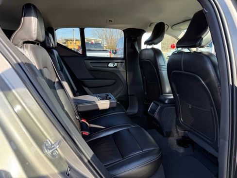 Used 2022 Volvo XC40 T5 Momentum image 15