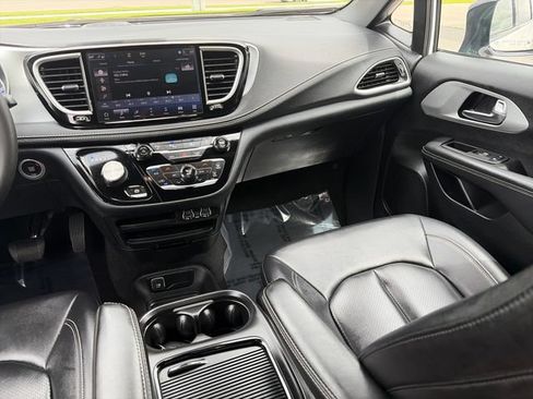 Used 2024 Chrysler Pacifica Limited FWD image 33