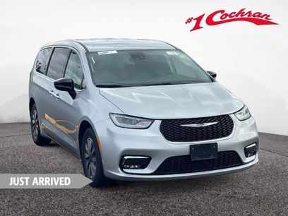 Used 2024 Chrysler Pacifica Select