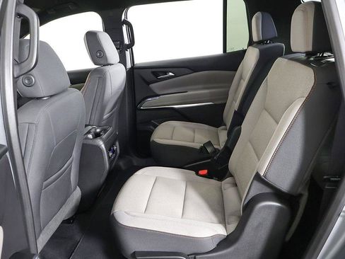 Used 2025 Chevrolet Traverse LT image 35