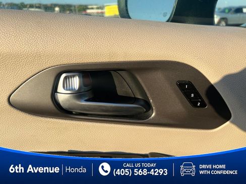 Used 2023 Chrysler Pacifica Touring-L FWD image 30