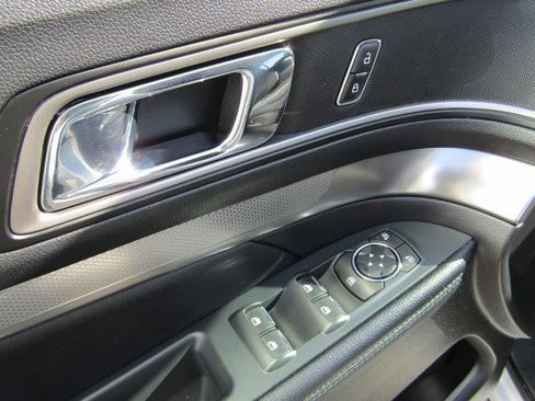 Certified 2018 Ford Explorer XLT w/ Equipment Group 201A image 15