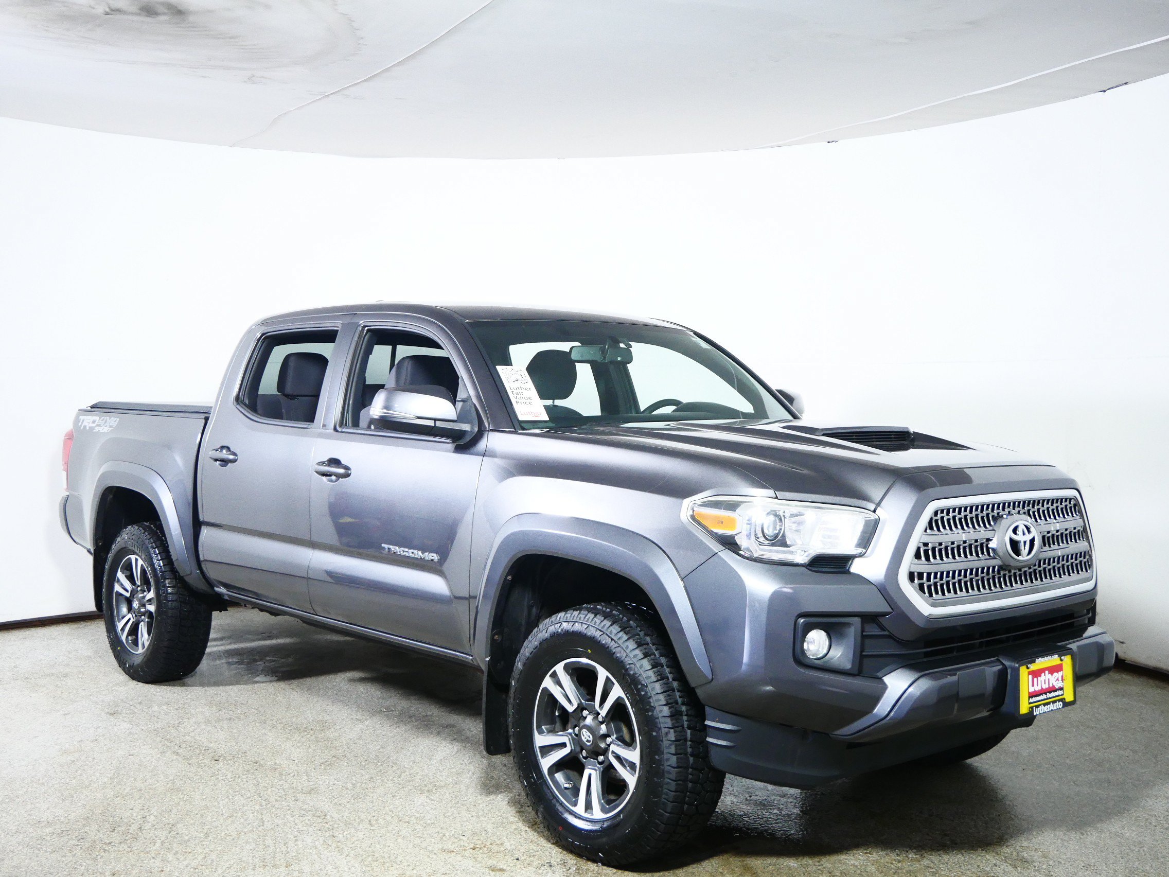 Used 2017 Toyota Tacoma TRD Sport w/ Tow Package (A/T) AWD/4WD image 1