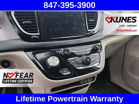 Used 2023 Chrysler Pacifica Touring-L FWD image 21