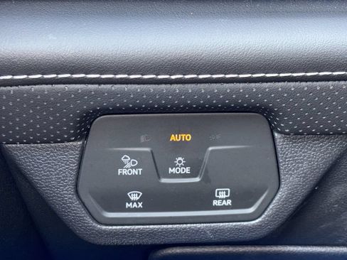 Used 2025 Volkswagen Atlas SE FWD image 11