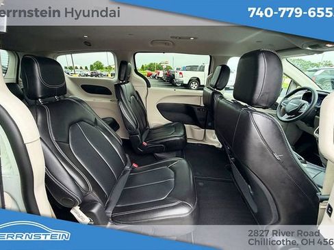 Used 2024 Chrysler Pacifica Touring-L FWD image 28