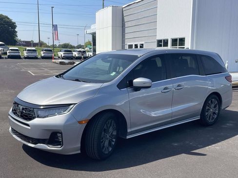 Used 2025 Honda Odyssey Touring image 7