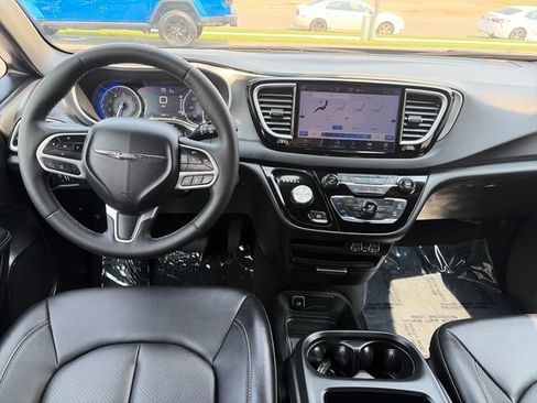 Used 2025 Chrysler Pacifica Select FWD image 32