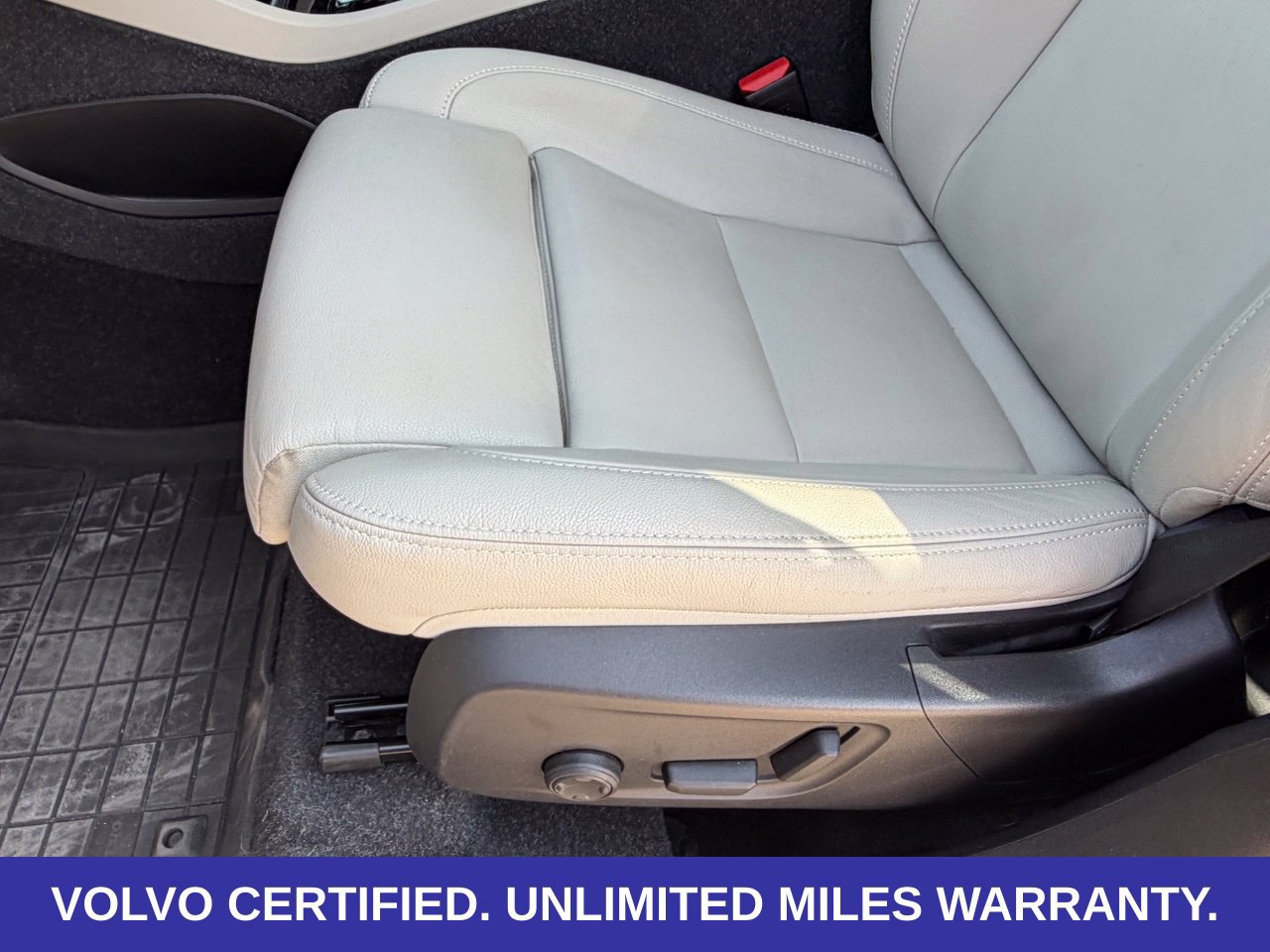 Certified 2025 Volvo XC40 B5 Ultra w/ Protection Package Premier AWD/4WD image 30