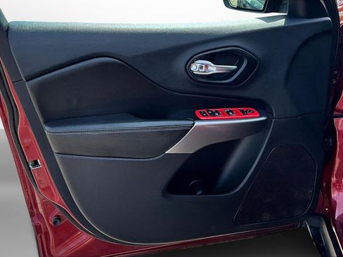 Used 2019 Jeep Cherokee Latitude w/ Cold Weather Group image 25