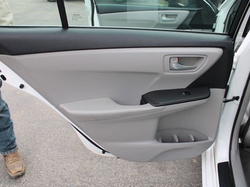 Used 2016 Toyota Camry LE image 30