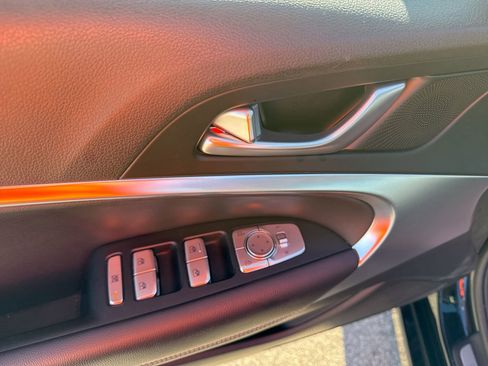 Used 2025 Genesis G70 2.5T image 15