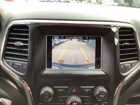 Used 2019 Jeep Grand Cherokee Laredo AWD/4WD image 21