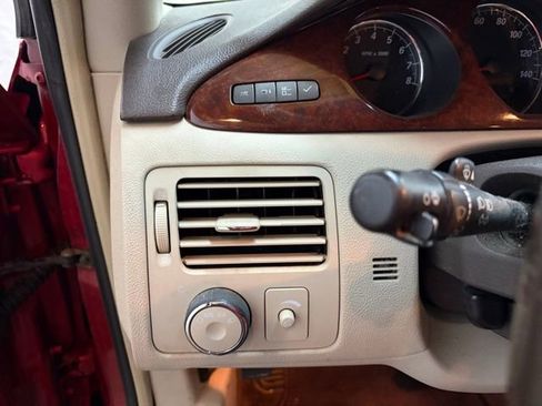 Used 2007 Buick Lucerne CXL image 25