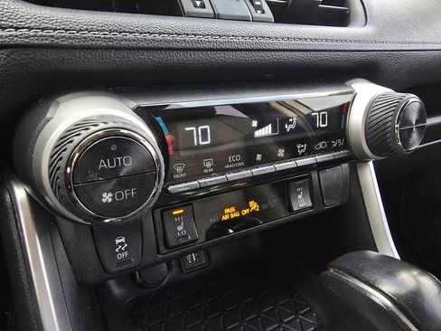 Used 2023 Toyota RAV4 XLE Premium image 31