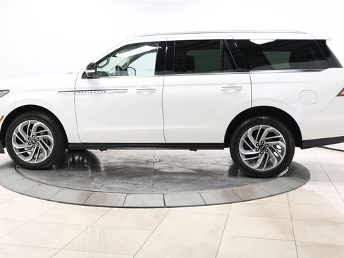 Used 2025 Lincoln Navigator Reserve AWD/4WD image 9