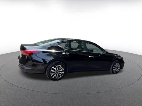 Used 2025 Nissan Altima 2.5 SV FWD image 14