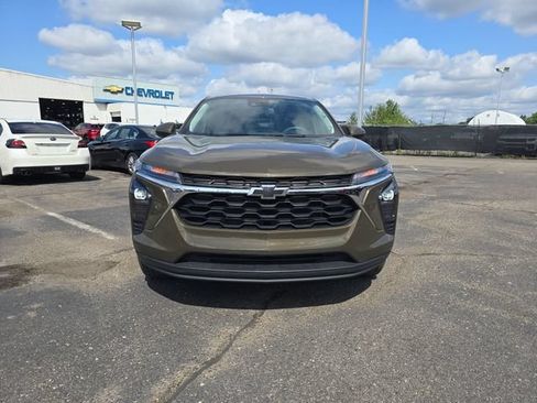 Used 2024 Chevrolet Trax LS w/ LS Convenience Package FWD image 3