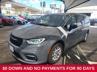 Used 2025 Chrysler Pacifica Select