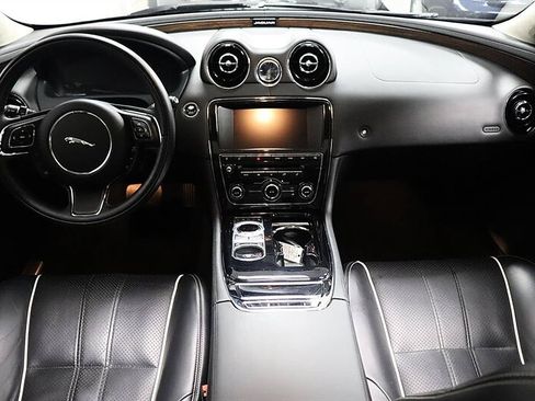 Used 2015 Jaguar XJ L Portfolio RWD image 27