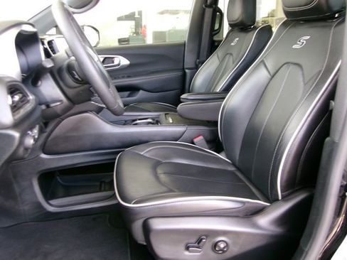 Used 2025 Chrysler Pacifica Limited FWD image 13