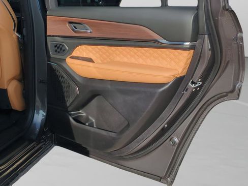 New 2025 Jeep Grand Cherokee L Summit w/ MOPAR Finishing Package AWD/4WD image 28