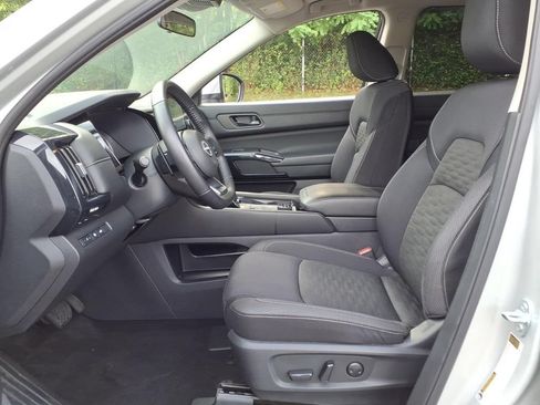 Used 2025 Nissan Pathfinder SV AWD/4WD image 12