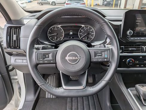 Used 2025 Nissan Pathfinder SV image 24