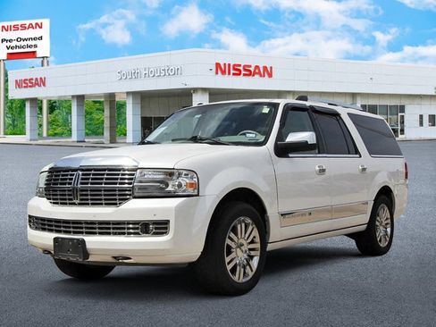 Used 2010 Lincoln Navigator L 2WD image 2