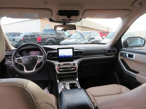 Used 2022 Ford Explorer XLT w/ Equipment Group 202A AWD/4WD image 25