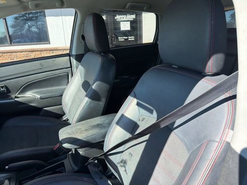 Used 2022 Mitsubishi Outlander Sport SE image 3