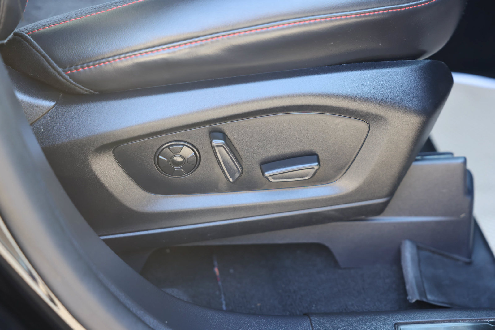 Used 2025 Ford Explorer ST w/ Sun And Sound Package AWD/4WD image 10