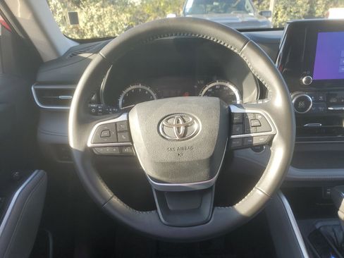 Used 2023 Toyota Highlander LE image 12