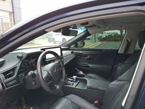 Used 2025 Lexus ES 300h Ultra Luxury image 4