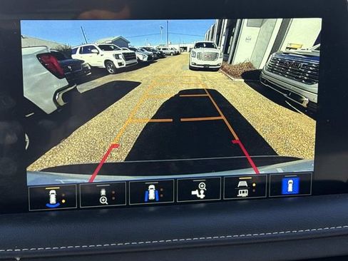 Used 2022 GMC Yukon XL SLT w/ SLT Premium Package image 32