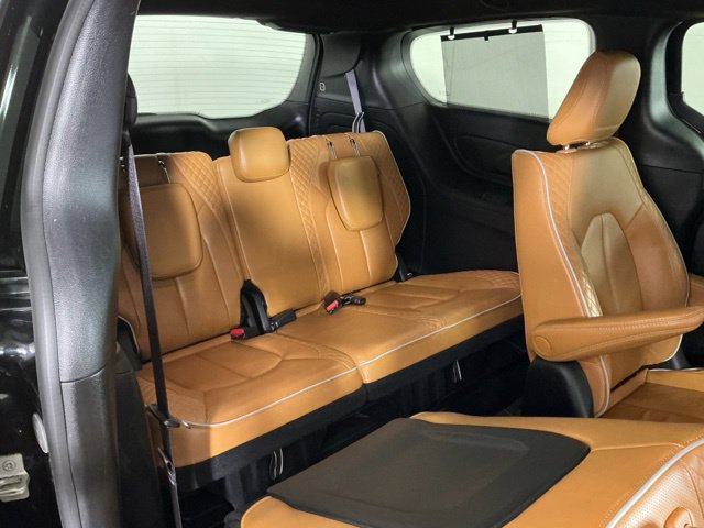 Used 2023 Chrysler Pacifica Pinnacle FWD image 7