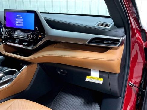 Used 2026 Toyota Highlander Platinum image 16